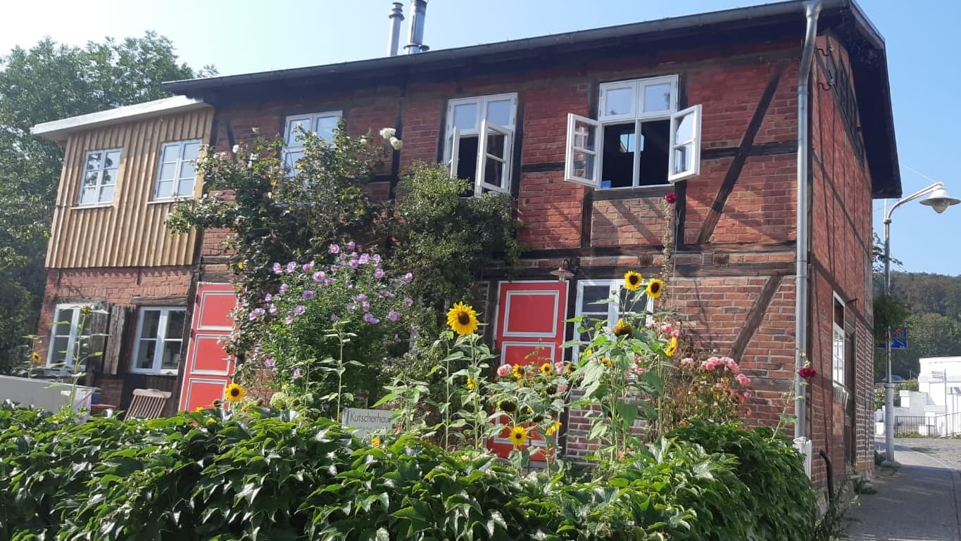 Kutscherhaus im Sommer